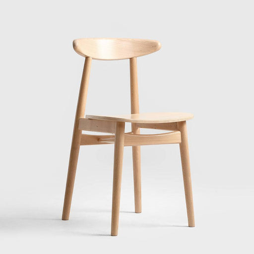 Sedia in legno naturale con seduta e schienale in stile scandinavo, perfetta per ambienti eleganti e accoglienti, in tonalità chiara
