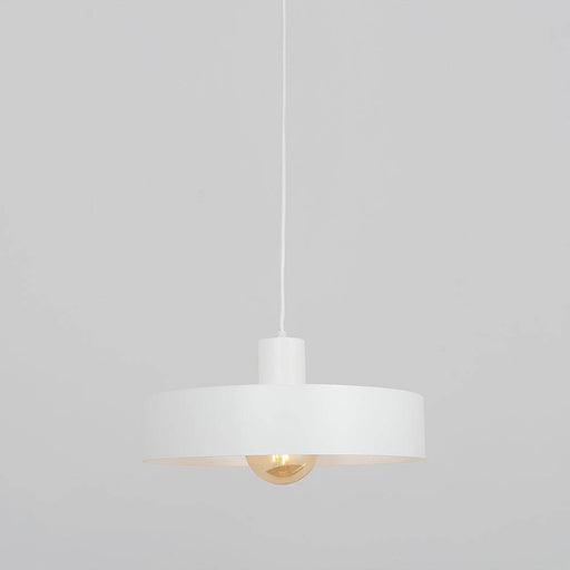 Lampada soffitto bianca con diffusore rotondo e lampadina visibile, in un ambiente minimalista con pareti chiare, SKU: LP001FAY-1L-01
