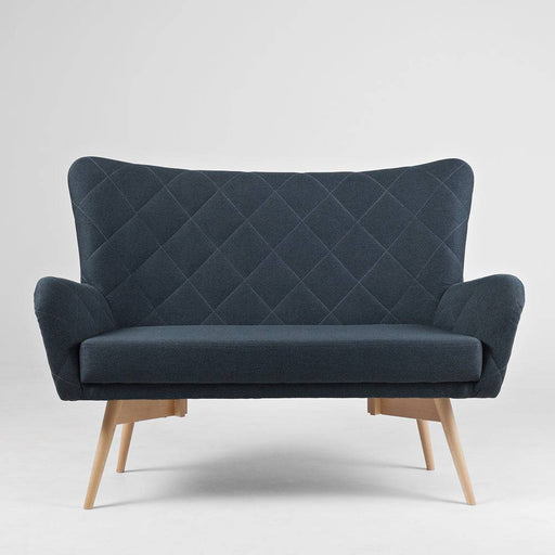 Divano 2 posti Karro Blu Profondo con schiena trapuntata in tessuto blu scuro, design elegante, struttura in legno chiaro, ideale per soggiorno