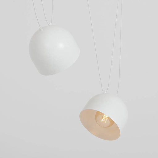 Lampada a soffitto bianca con forma rotonda, illuminazione calda e diffusore in metallo, perfetta per ambienti moderni e minimalisti