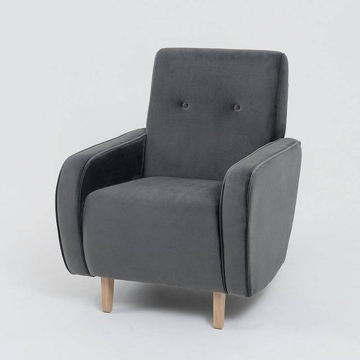 Poltrona Panda in tessuto grigio scuro con schienale imbottito e braccioli, gambe in legno chiaro, perfetta per ambienti moderni.