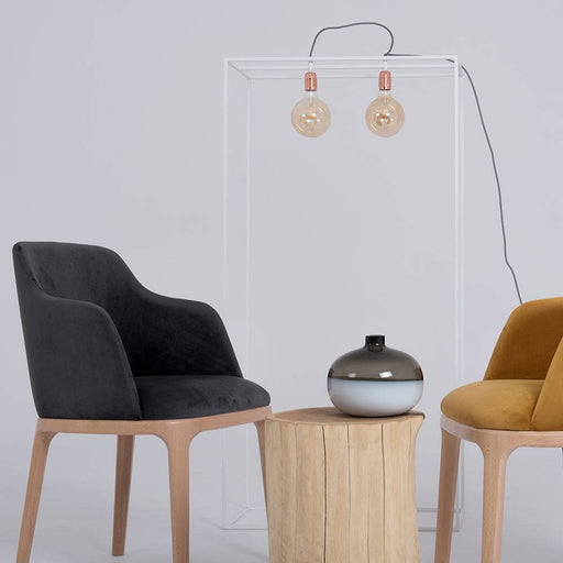 Sedia in tessuto nero con struttura in legno chiaro, design elegante e moderno, perfetta per ambienti living, SKU: CH006LULUARM-RV96