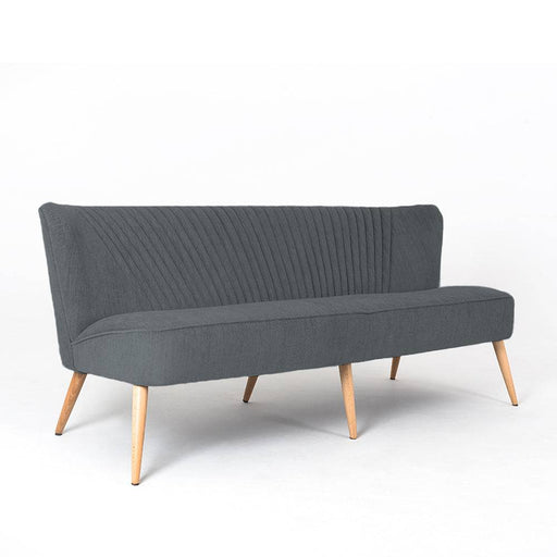 Divano in tessuto grigio scuro con schienale alto e gambe in legno chiaro, design vintage, perfetto per ambienti moderni e accoglienti