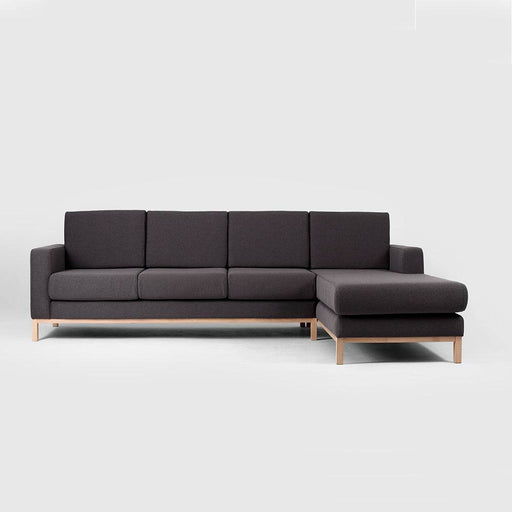 Divano angolare in tessuto grigio scuro con struttura in legno chiaro, design contemporaneo per living raffinato