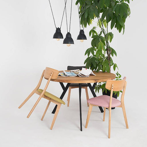 Lampada a sospensione nera con quattro luci pendenti, perfetta per illuminare ambienti living o zone pranzo con stile industriale