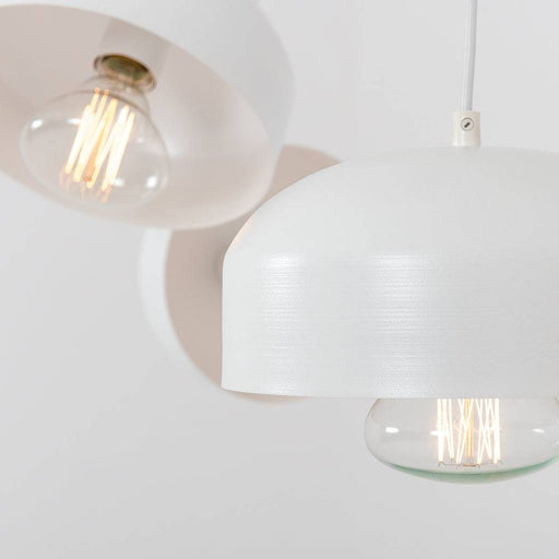 Dettaglio close-up della lampada soffitto bianca con lampadina visibile, design minimalista e moderno, perfetta per ambienti contemporanei