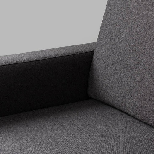 Dettaglio dell'imbottitura del divano angolare in tessuto grigio con cuciture visibili, tessuto resistente e di alta qualità.
