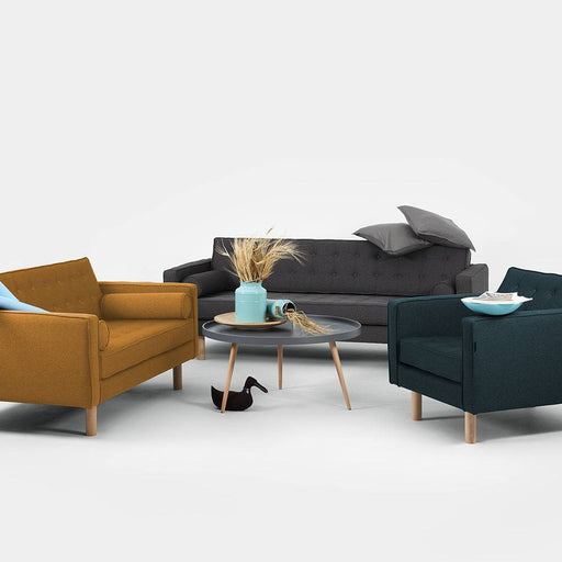 Set di poltrone colorate in tessuto con gambe in legno naturale, stile contemporaneo, perfette per salotti colorati e accoglienti