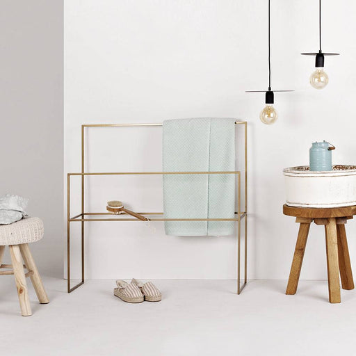 Struttura in metallo dorato per appendiabiti con supporto per asciugamani, stile minimalista e funzionale, ideale per bagno o zona living