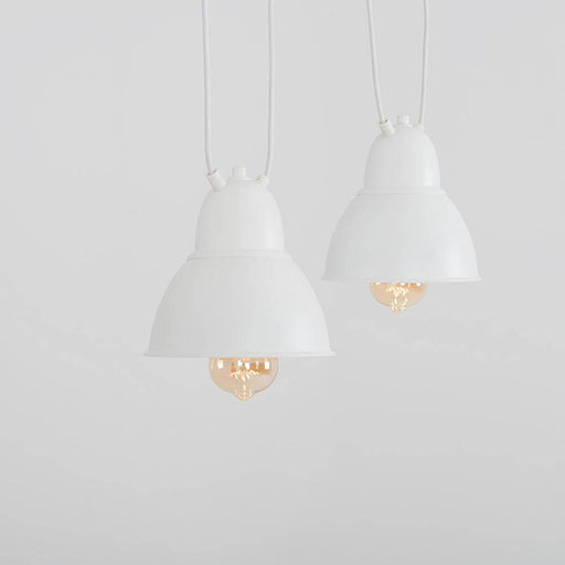 Lampada da soffitto bianca con paralume in metallo, illuminazione minimalista ed elegante, ideale per ambienti moderni e creativi