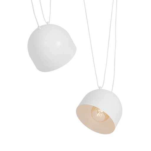 Lampada soffitto bianca dal design industriale con elementi moderni, struttura in metallo e cavi a vista, ideale per interni contemporanei