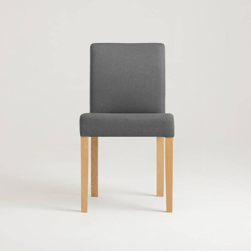 Sedia Wilton con schienale e seduta imbottiti in tessuto grigio, gambe in legno naturale, stile minimalista e funzionale per ogni ambiente
