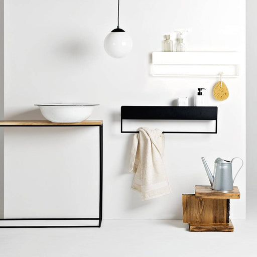 Immagine di un bagno minimalista con scaffale LANDA RE-HANG 50 in oro, gancio e ripiano per asciugamani e oggetti, stile moderno.