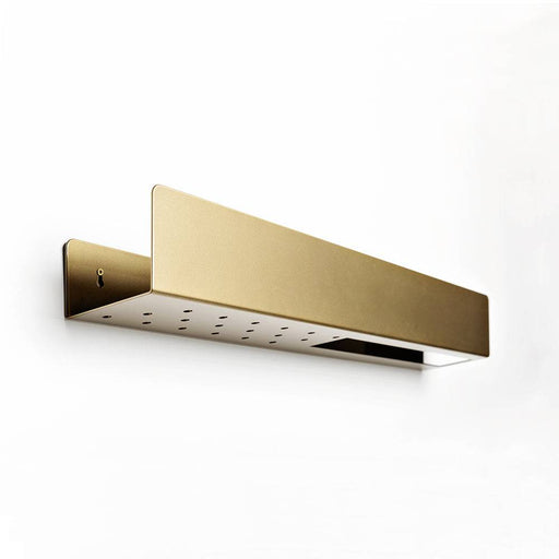 Dettaglio di supporti a mensola oro, bianco e nero, montati su parete bianca, perfetti per arredo bagno moderno e pratico.