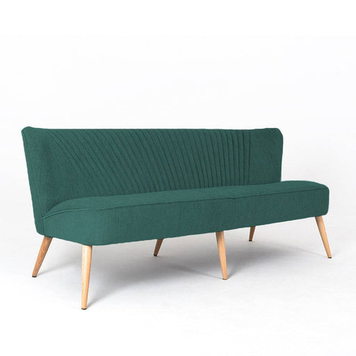 Divano verde naturale con rivestimento in tessuto, schiena alta e gambe in legno chiaro, ideale per soggiorno elegante e confortevole