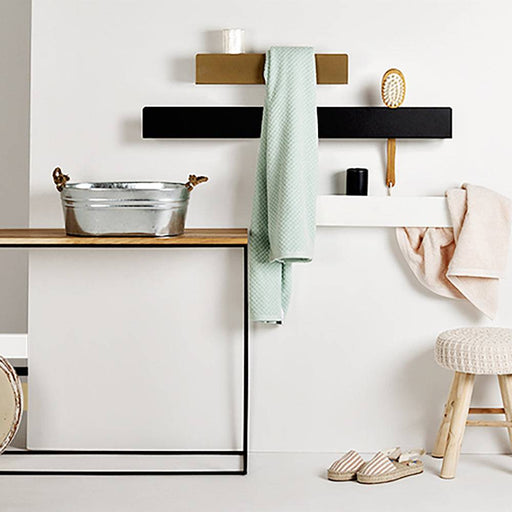 Dettaglio del supporto nero LANDA HANG 100 con fori per ventilazione e montaggio, perfetto per organizzare asciugamani e accessori bagno