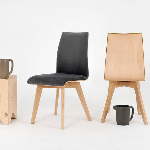 Set di sedie di design con seduta e schiena in velluto grigio lilla, struttura in legno naturale, perfette per ambienti moderni e accoglienti.