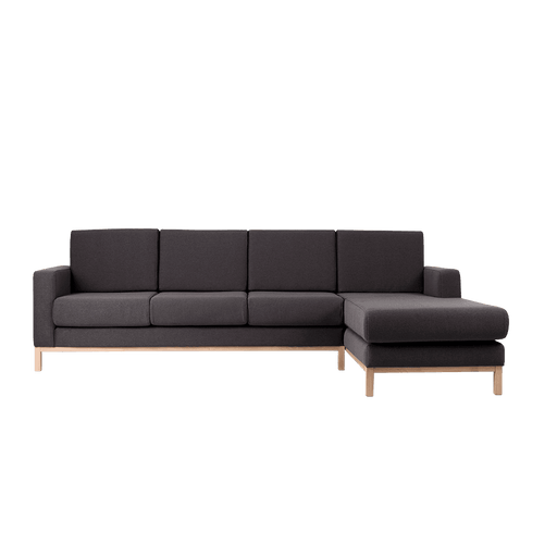 Divano angolare moderno in tessuto grigio carbone con struttura in legno chiaro, ideale per soggiorno elegante e funzionale