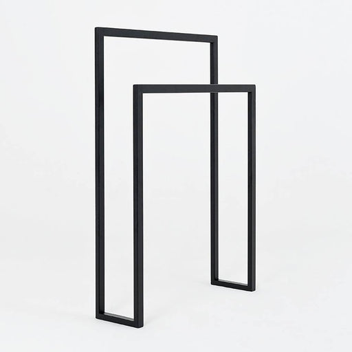 Appendiabiti HENK nero design minimalista con struttura in metallo, versatile, può essere appeso o lasciato in piedi, ideale per ogni ambiente