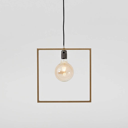 Lampada da soffitto con struttura quadrata in metallo oro e lampadina visibile, ambiente living elegante con mobili colorati, SKU: LP001QUA-19