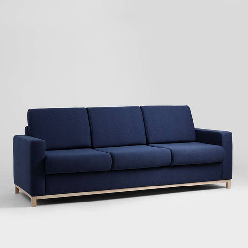 Divano in tessuto blu con struttura in legno naturale, stile moderno e funzionale, perfetto per ambienti domestici eleganti.