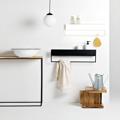Immagine di un bagno moderno con scaffale nero con gancio e ripiano, decorazioni minimal e stile elegante, funzionale per spazi piccoli