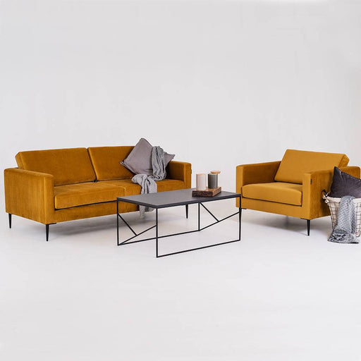 Divano in velluto color senape con linee pulite, due posti, stile contemporaneo, perfetto per ambienti living eleganti e accoglienti