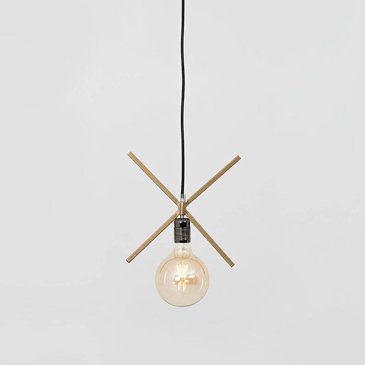 Lampada sospesa con struttura in legno e lampadina a vista, perfetta per illuminare con stile ambienti moderni e di design.