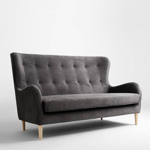 Divano in velluto grigio scuro con schienale alto, design barocco moderno, gambe in legno chiaro, stile minimalista e raffinato