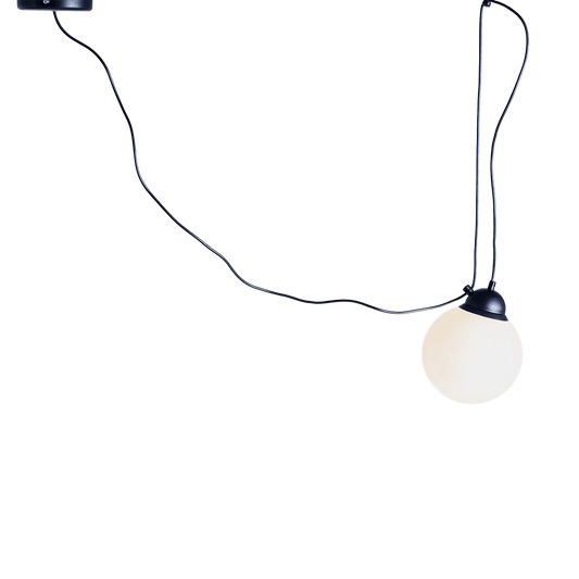 Lampada a sospensione design industriale con sfera in vetro bianco, cavi neri esposti, perfetta per interni moderni, SKU: LP011POPOGLM1-02