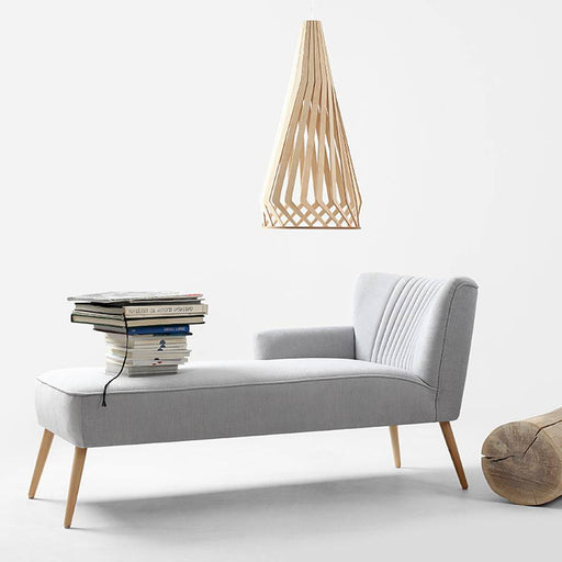 Dettaglio della chaise longue Harry con rivestimento in tessuto grigio chiaro, linee morbide e stile minimalista, perfetta per relax.