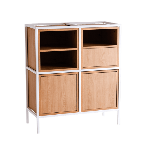 Credenza moderna con struttura in legno chiaro e cornice bianca, 2 ripiani aperti e 2 ante, ideale per soggiorno o ingresso