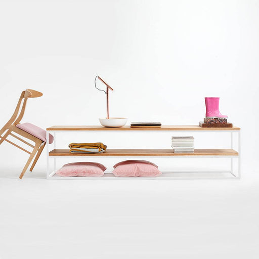 Console con ripiano in legno di quercia chiara e struttura in metallo bianco, perfetta per organizzare libri e riviste in ambienti moderni