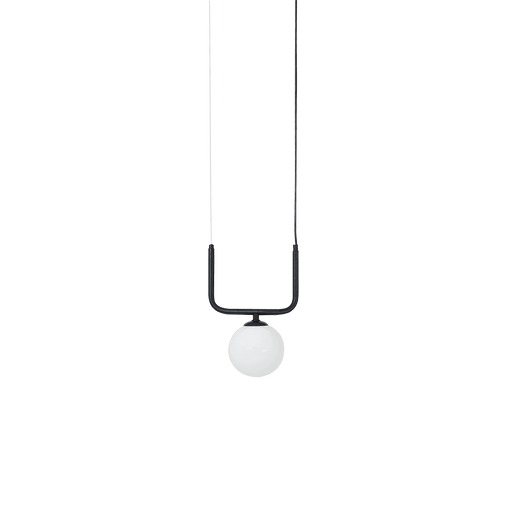 Lampada a soffitto moderna con struttura nera e sfera in vetro bianco, design minimalista e versatile, perfetta per ambienti eleganti