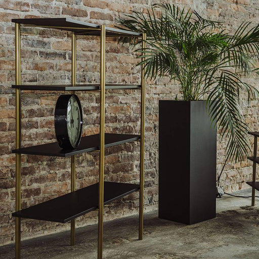 Scaffale RAVE BASIC 110 in nero e oro con ripiani in legno e gambe in metallo dorato, ideale per decorazioni e libri in ambienti moderni