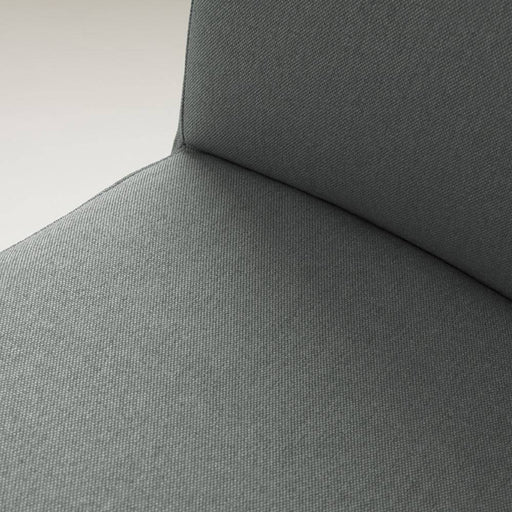 Dettaglio tessuto della sedia in tessuto grigio scuro, rivestimento resistente e morbido, ideale per ambienti eleganti
