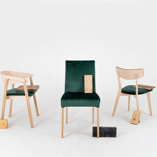 Set di sedie in stile contemporaneo con rivestimento in velluto verde bottiglia, gambe in legno naturale, perfette per sala da pranzo.