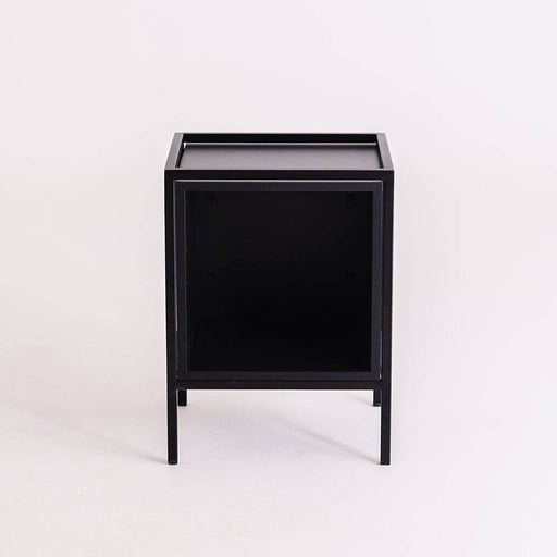 Vista frontale di un mobile nero con struttura in metallo, superficie piana e spazio aperto, perfetto per arredi contemporanei