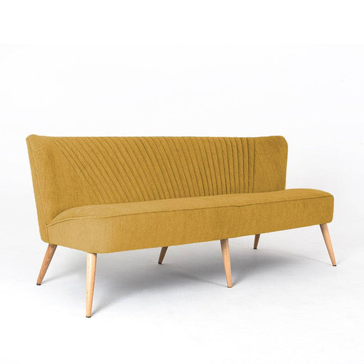 Vista frontale del divano giallo senape in tessuto con dettagli rigati, gambe in legno chiaro, design scandinavo e vintage.