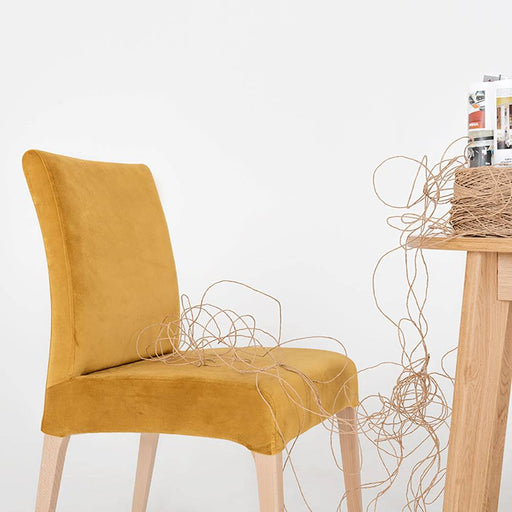 Sedia gialla in velluto con schienale alto e gambe in legno chiaro, perfetta per ambienti moderni e accoglienti, SKU: CH006DIANA-RV41.