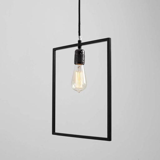 Lampada da soffitto geometrica nera con struttura rettangolare e lampadina vintage accesa, ambiente moderno, SKU: LP001QUA-02