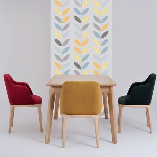Set di sedie con rivestimento in velluto color cranberries e struttura in legno chiaro, perfette per sala da pranzo moderna
