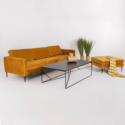Divano in velluto color senape con struttura in metallo nero, stile vintage e comfort elevato, perfetto per ambienti living moderni