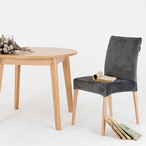 Sedia Diana in velluto grigio lilla con schienale alto e gambe in legno naturale, perfetta per ambienti eleganti e versatili.