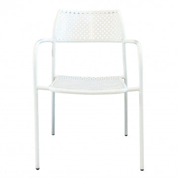 Vista frontale della poltrona Windsor impilabile bianca con braccioli, struttura in acciaio verniciato a polvere per uso outdoor.
