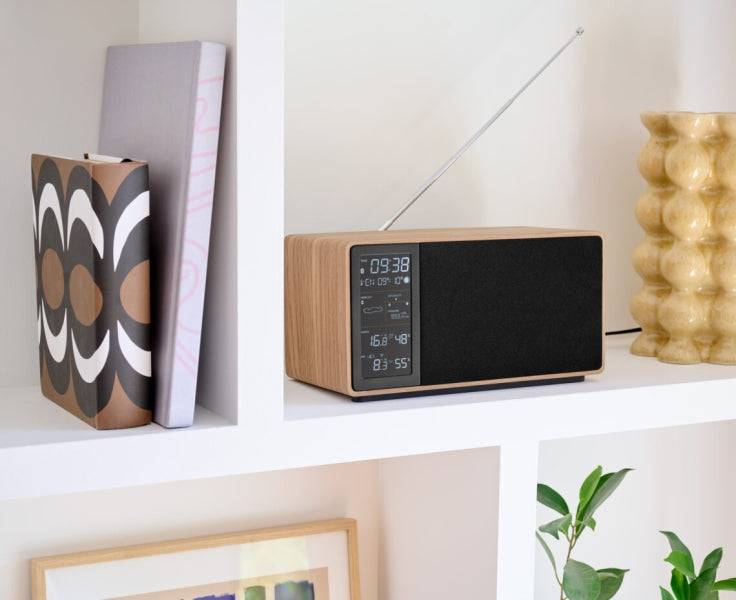 Thomson Altoparlante Bluetooth con Stazione Meteorologica e Radio FM - Potenza Musicale 50W - Schermo Retroilluminato - Sonda Esterna Wireless - Colore Legno e Nero