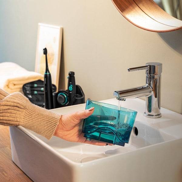Cecotec Bamba ToothCare Jet Clean Stazione Igiene Dentale con Irrigatore e Spazzolino - Serbatoio 600ml - 10 Livelli - 7 Boccagli Inclusi - Spazzolino Sonico 5 Modalità - IPX7 - Nero