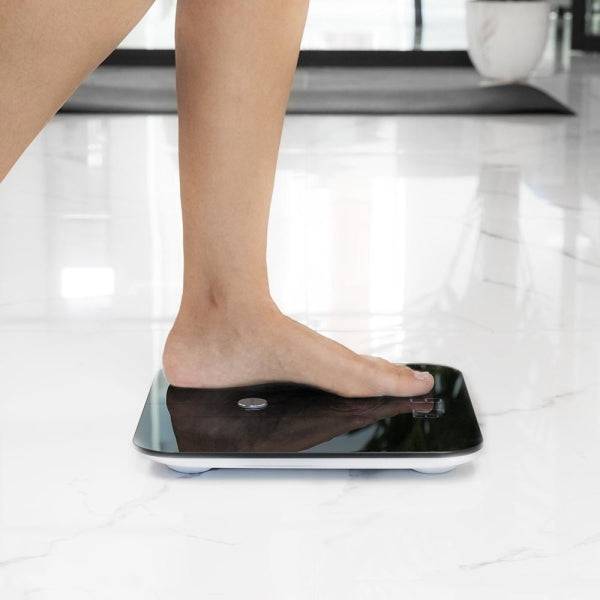 Cecotec Surface Precision 9750 Smart Healthy Bilancia Pesapersone fino a 180kg - Bluetooth 4.0 - Piedini Antiscivolo - Funzione Bambino - Vetro Temperato - 4 Sensori - Metro da Sarto - 300x300mm - Colore Nero