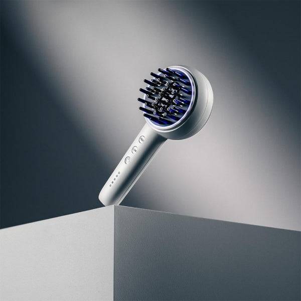 Cecotec HairCare Revitalize TotalCare Spazzola Rigenerante Capelli - Stimola Follicoli Piliferi - Luce LED - Applicatore Siero Integrato - 5 Livelli Intensità Regolabili - Bianco