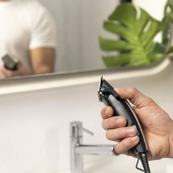 Cecotec Bamba PrecisionCare Power Blade Titanium Tagliacapelli con Cavo - Lame Titanio - Uso Asciutto e Umido - 9 Pettini Guida - Leva Regolazione Regolabile - Lubrificante - Grigio